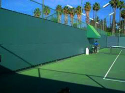 luoi-chan-gio-san-tennis